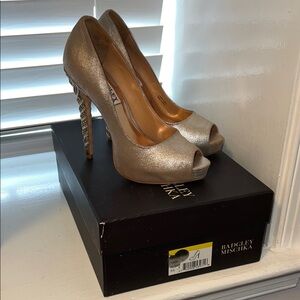 Badgley Mischka Metallic Gold Peep-Toe Heels